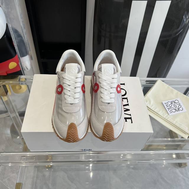新色 超级火爆 情侣款 LOEWE 罗意威 早春最新内增高拼色德训鞋 阿甘鞋 小白鞋 超级好看 超级百搭 超级舒服 拼色拼接鞋面 非常高级隐藏式内增高5cm！脚