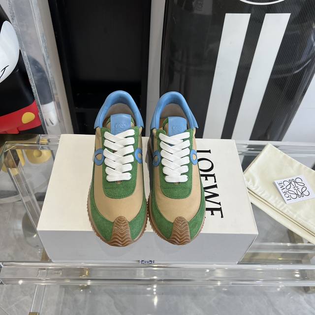 新色 超级火爆 情侣款 LOEWE 罗意威 早春最新内增高拼色德训鞋 阿甘鞋 小白鞋 超级好看 超级百搭 超级舒服 拼色拼接鞋面 非常高级隐藏式内增高5cm！脚