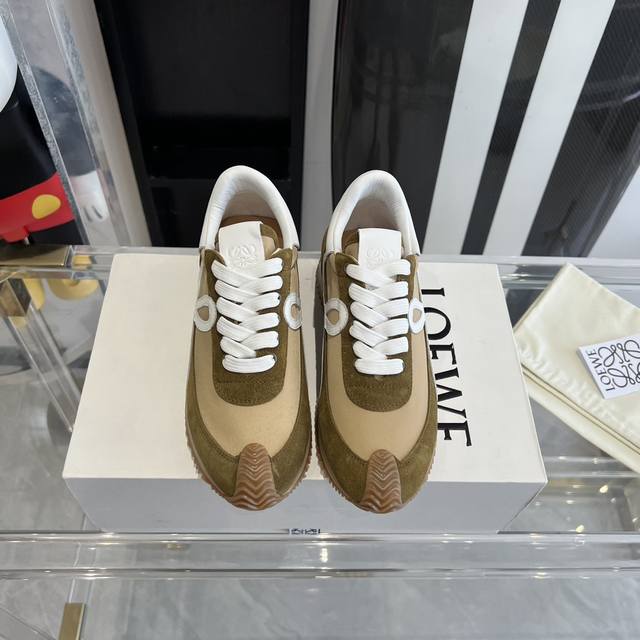 新色 超级火爆 情侣款 LOEWE 罗意威 早春最新内增高拼色德训鞋 阿甘鞋 小白鞋 超级好看 超级百搭 超级舒服 拼色拼接鞋面 非常高级隐藏式内增高5cm！脚