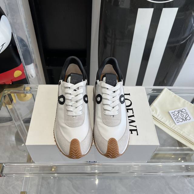 新色 超级火爆 情侣款 LOEWE 罗意威 早春最新内增高拼色德训鞋 阿甘鞋 小白鞋 超级好看 超级百搭 超级舒服 拼色拼接鞋面 非常高级隐藏式内增高5cm！脚