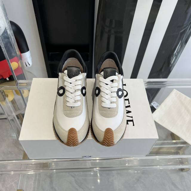 新色 超级火爆 情侣款 LOEWE 罗意威 早春最新内增高拼色德训鞋 阿甘鞋 小白鞋 超级好看 超级百搭 超级舒服 拼色拼接鞋面 非常高级隐藏式内增高5cm！脚