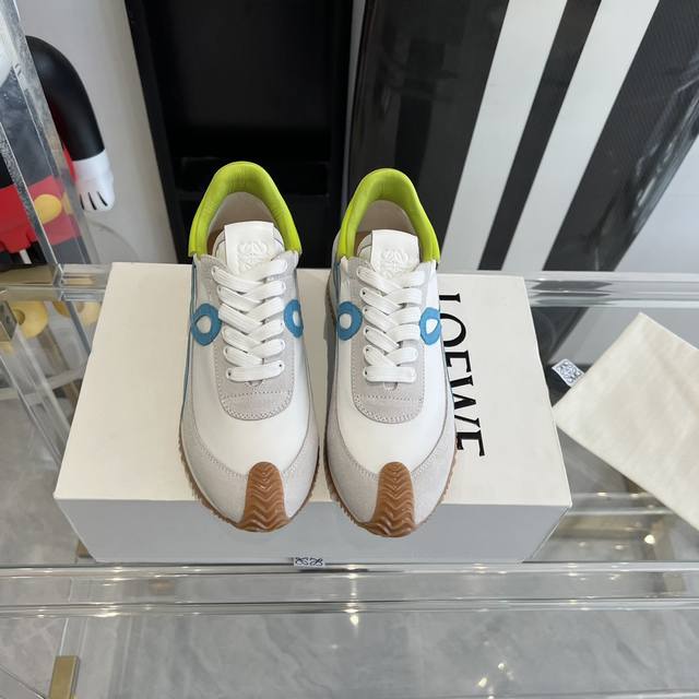 新色 超级火爆 情侣款 LOEWE 罗意威 早春最新内增高拼色德训鞋 阿甘鞋 小白鞋 超级好看 超级百搭 超级舒服 拼色拼接鞋面 非常高级隐藏式内增高5cm！脚
