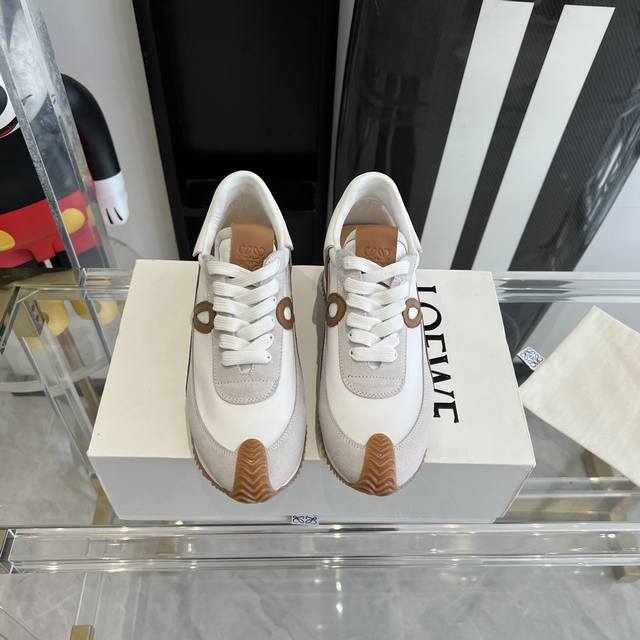 新色 超级火爆 情侣款 LOEWE 罗意威 早春最新内增高拼色德训鞋 阿甘鞋 小白鞋 超级好看 超级百搭 超级舒服 拼色拼接鞋面 非常高级隐藏式内增高5cm！脚