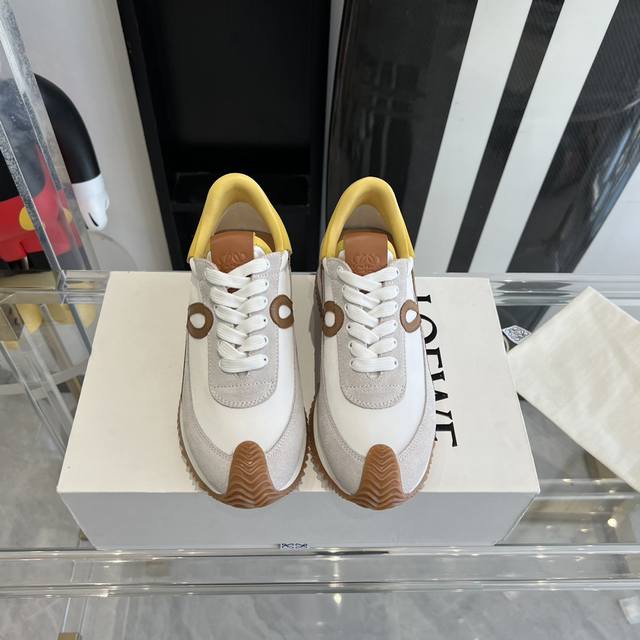新色 超级火爆 情侣款 LOEWE 罗意威 早春最新内增高拼色德训鞋 阿甘鞋 小白鞋 超级好看 超级百搭 超级舒服 拼色拼接鞋面 非常高级隐藏式内增高5cm！脚