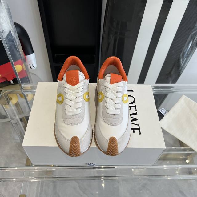 新色 超级火爆 情侣款 LOEWE 罗意威 早春最新内增高拼色德训鞋 阿甘鞋 小白鞋 超级好看 超级百搭 超级舒服 拼色拼接鞋面 非常高级隐藏式内增高5cm！脚