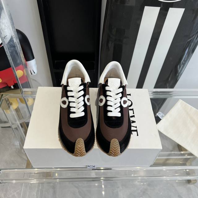 新色 超级火爆 情侣款 LOEWE 罗意威 早春最新内增高拼色德训鞋 阿甘鞋 小白鞋 超级好看 超级百搭 超级舒服 拼色拼接鞋面 非常高级隐藏式内增高5cm！脚