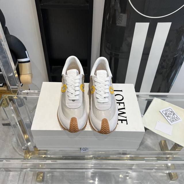 新色 超级火爆 情侣款 LOEWE 罗意威 早春最新内增高拼色德训鞋 阿甘鞋 小白鞋 超级好看 超级百搭 超级舒服 拼色拼接鞋面 非常高级隐藏式内增高5cm！脚