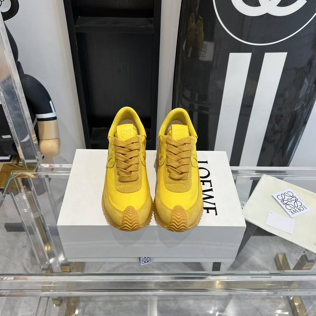新色 超级火爆 情侣款 LOEWE 罗意威 早春最新内增高拼色德训鞋 阿甘鞋 小白鞋 超级好看 超级百搭 超级舒服 拼色拼接鞋面 非常高级隐藏式内增高5cm！脚