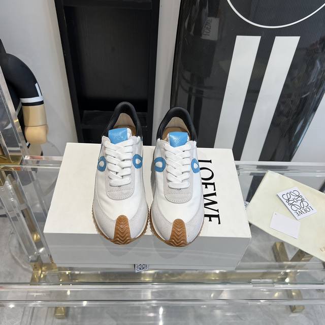 新色 超级火爆 情侣款 LOEWE 罗意威 早春最新内增高拼色德训鞋 阿甘鞋 小白鞋 超级好看 超级百搭 超级舒服 拼色拼接鞋面 非常高级隐藏式内增高5cm！脚