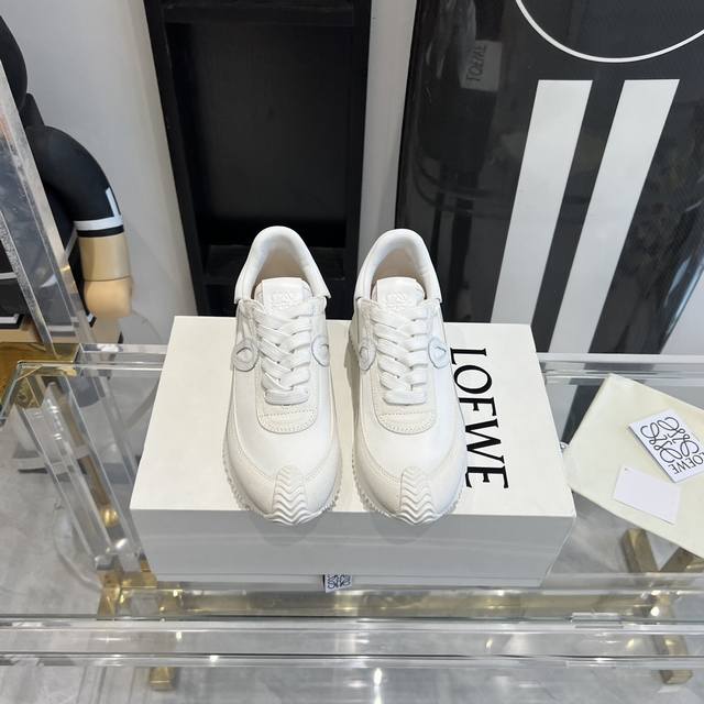 新色 超级火爆 情侣款 LOEWE 罗意威 早春最新内增高拼色德训鞋 阿甘鞋 小白鞋 超级好看 超级百搭 超级舒服 拼色拼接鞋面 非常高级隐藏式内增高5cm！脚