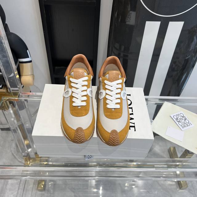 新色 超级火爆 情侣款 LOEWE 罗意威 早春最新内增高拼色德训鞋 阿甘鞋 小白鞋 超级好看 超级百搭 超级舒服 拼色拼接鞋面 非常高级隐藏式内增高5cm！脚