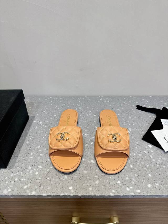 Chanel 小香 24ss 春夏新品度假 羊皮 懒人拖 小香的一款全新设计 鞋面毛线纯手工编织搭配双C五金装饰 简约百搭上脚超级美的 怎么看都超美鞋面：采用进