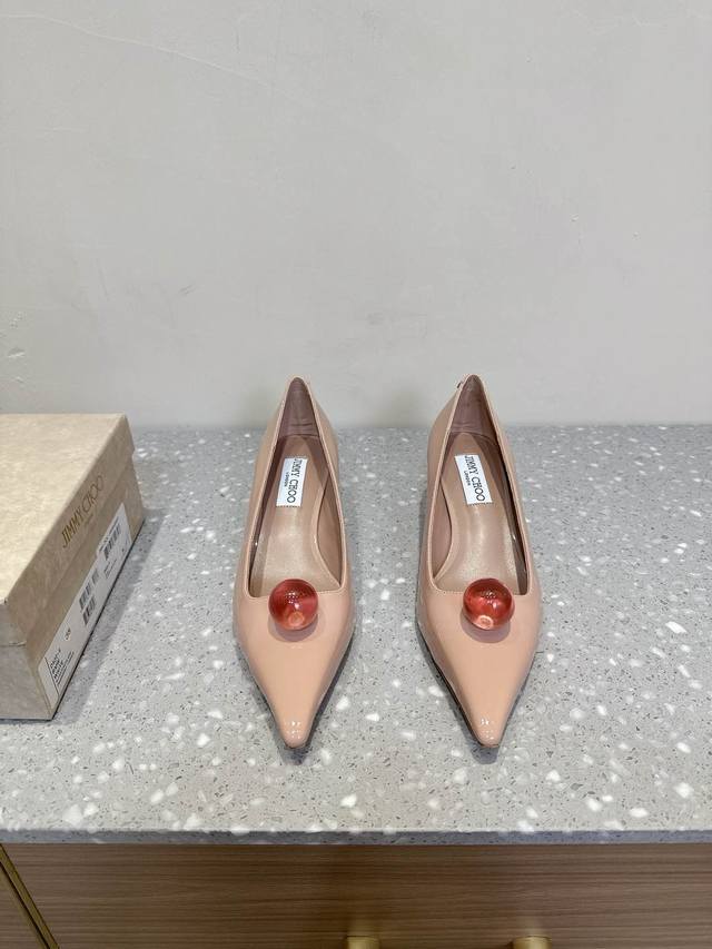 Jimmy Choo 25ss早春新款 水晶钻扣尖头 单鞋 高跟鞋 重逢惊艳 优雅邂逅 碰撞之美 时尚国外博主同款街拍推荐 造型大胆别致 满分街拍搭配钻扣 时髦