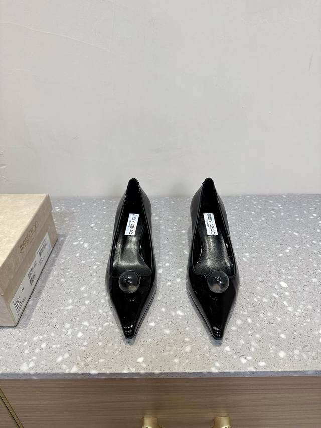 Jimmy Choo 25ss早春新款 水晶钻扣尖头 单鞋 高跟鞋 重逢惊艳 优雅邂逅 碰撞之美 时尚国外博主同款街拍推荐 造型大胆别致 满分街拍搭配钻扣 时髦