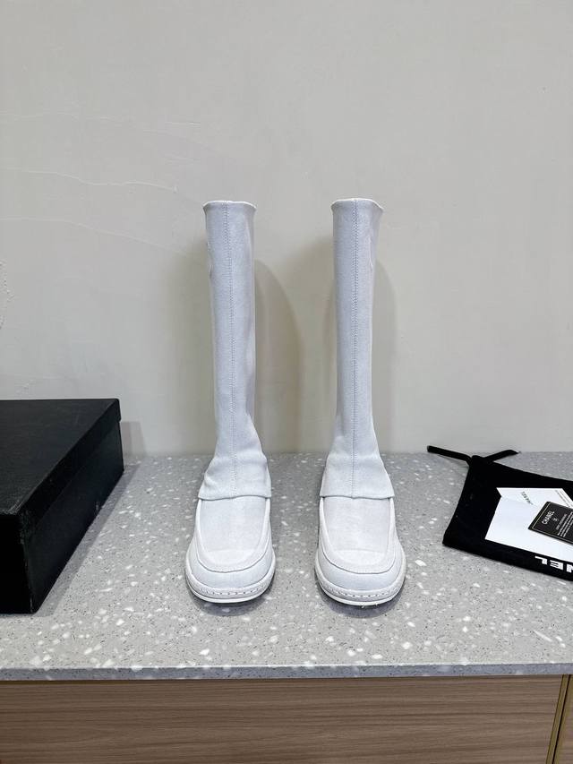 Chanel 小香 秋冬新款爆款 麂皮翻口长靴又是快狠准的给你们带上绝杀单品 时髦就是永远赶在别人前面 又是无敌绝绝子的爆款单品不会撞款的一款靴子 颜色超适合秋