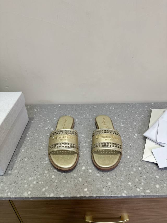 Dior 迪奥 25ss春夏新款 D-Lane 镂空平底圆头 露趾拖鞋Sun 凉鞋春季季成衣系列的新款单品，来自 iviera 限定系列，兼具高订风格和休闲气质