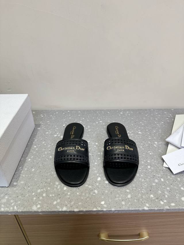 Dior 迪奥 25ss春夏新款 D-Lane 镂空平底圆头 露趾拖鞋Sun 凉鞋春季季成衣系列的新款单品，来自 iviera 限定系列，兼具高订风格和休闲气质