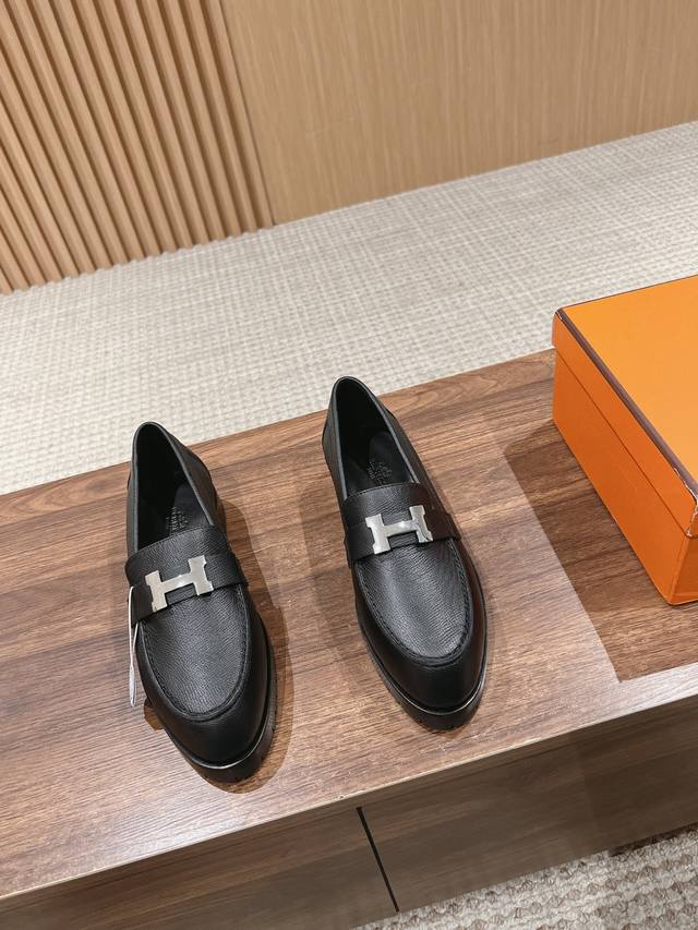 Hermes 爱马仕爆款厚底乐福鞋！毋庸置疑爱马仕是奢侈品中的翘楚，每个单品出来都是非常深入人心，没有复杂的装饰，简简单单就显得很高级了！ 今年爱马仕简直开挂，