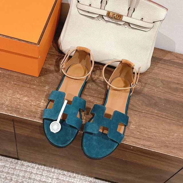 高品质！ Hermes 爱马仕经典Santorini 凉鞋 新设计灵感还是遵循传统经典 H 鞋面，搭配精致踝带、可调节系带，适合日常穿着、打造时尚悠闲风格业内独