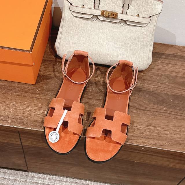 高品质！ Hermes 爱马仕经典Santorini 凉鞋 新设计灵感还是遵循传统经典 H 鞋面，搭配精致踝带、可调节系带，适合日常穿着、打造时尚悠闲风格业内独