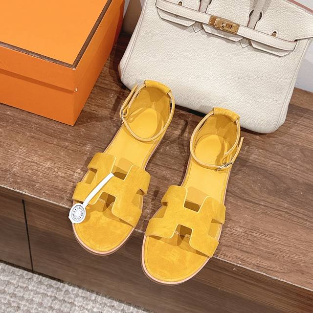 高品质！ Hermes 爱马仕经典Santorini 凉鞋 新设计灵感还是遵循传统经典 H 鞋面，搭配精致踝带、可调节系带，适合日常穿着、打造时尚悠闲风格业内独