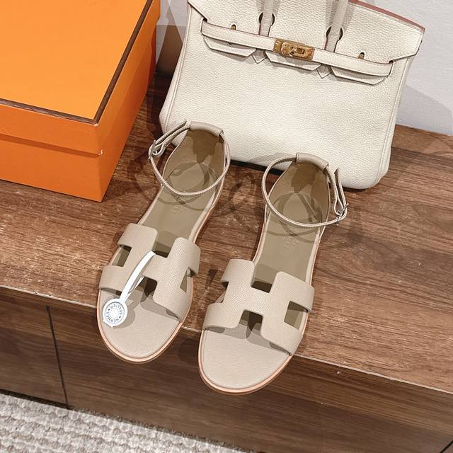 高品质！ Hermes 爱马仕经典Santorini 凉鞋 新设计灵感还是遵循传统经典 H 鞋面，搭配精致踝带、可调节系带，适合日常穿着、打造时尚悠闲风格业内独
