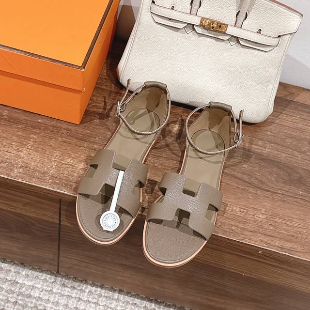高品质！ Hermes 爱马仕经典Santorini 凉鞋 新设计灵感还是遵循传统经典 H 鞋面，搭配精致踝带、可调节系带，适合日常穿着、打造时尚悠闲风格业内独