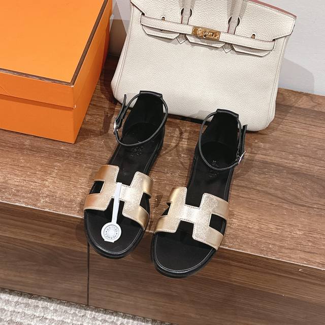 高品质！ Hermes 爱马仕经典Santorini 凉鞋 新设计灵感还是遵循传统经典 H 鞋面，搭配精致踝带、可调节系带，适合日常穿着、打造时尚悠闲风格业内独