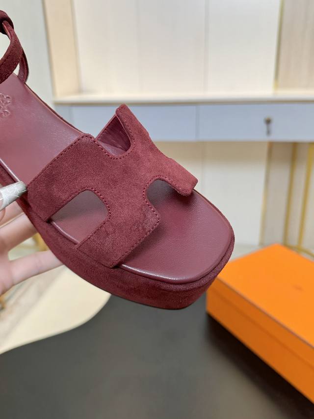 Hermes 爱马仕经典粗跟凉鞋系列时尚经典又百搭 超级舒服 原版开发 匠心精神 每个细节都做到极致 搭配黑色调标志性H鞋面 设计简约流畅 打造时尚经典柔美造型