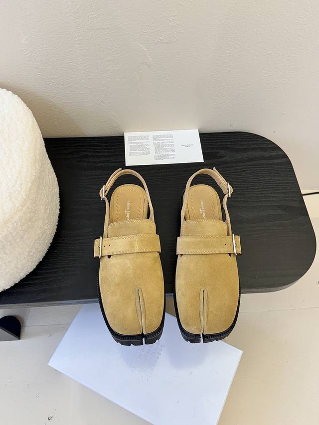 MaisonMargiela马吉拉 MM6 出勃肯拖啦 新款火爆来袭！太香了，靓丽多彩少女感扑面而来！不容错过的时尚单品 简单又有格调的美 跑量扛把子，分趾必入