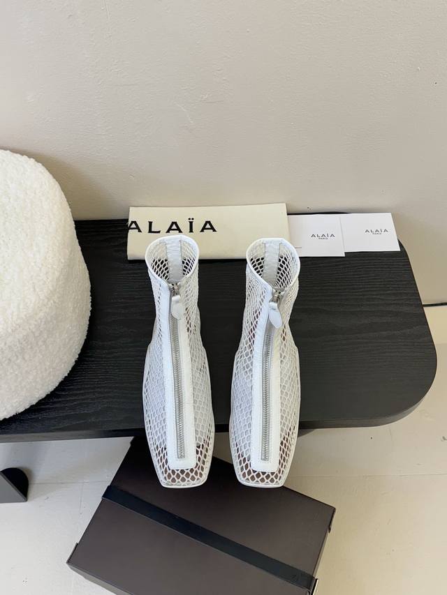 Fw新款ALAIA阿莱亚法式方头 芭蕾舞 网面凉鞋 短靴具有柔美浪漫气息的方头单鞋，传统的芭蕾风格具有了更多施展的可能性，也更能与当代时尚结合。女性气质十足的芭