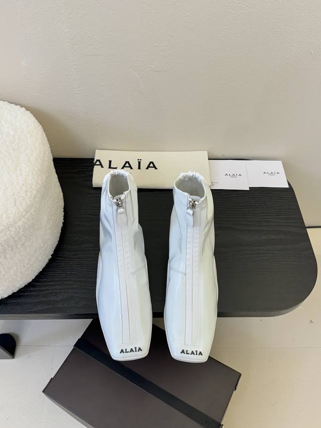 Fw新款ALAIA阿莱亚法式方头 芭蕾舞短靴具有柔美浪漫气息的方头单鞋，传统的芭蕾风格具有了更多施展的可能性，也更能与当代时尚结合。女性气质十足的芭蕾元素可不只