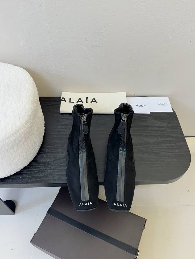 Fw新款ALAIA阿莱亚法式方头 芭蕾舞短靴具有柔美浪漫气息的方头单鞋，传统的芭蕾风格具有了更多施展的可能性，也更能与当代时尚结合。女性气质十足的芭蕾元素可不只