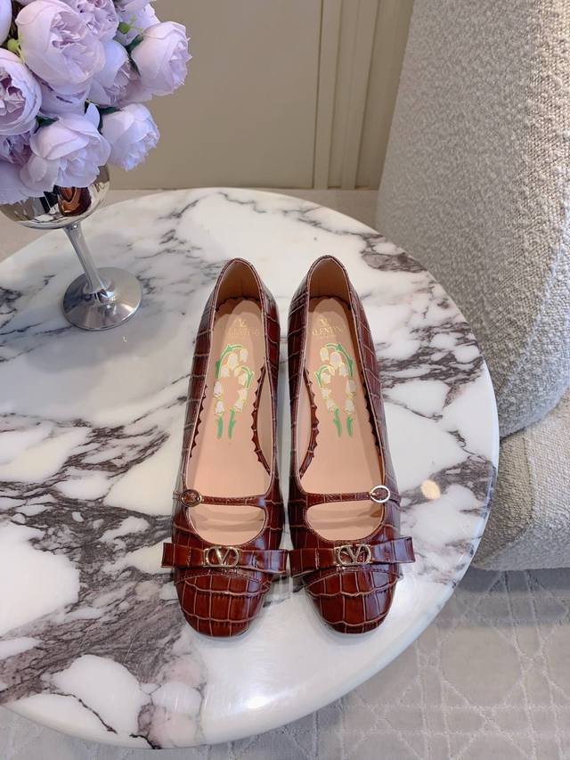 出厂价 VALENTIN*新款Ｖ扣粗跟玛丽珍单鞋 狠狠种草 鞋型美到心巴上了 精致优雅 舒适百搭 鞋面小牛皮 内里垫脚羊皮 意大利真皮大底 4.5cm 尺码35
