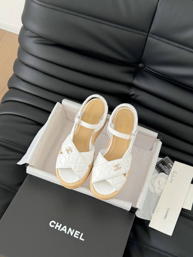 Chanel 25C秀款厚底防水台凉鞋！鞋面羊京，防水台4cm，后跟12cm！上脚后很稳！穿上立马两米八内里垫脚羊皮，原版大底。Size:35-39 40定做