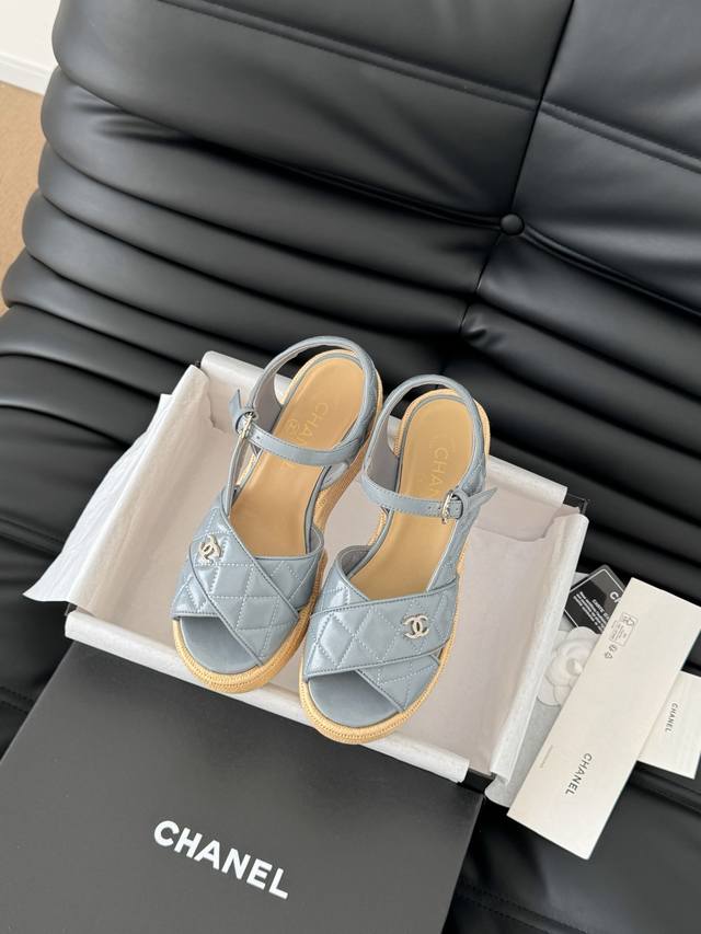 Chanel 25C秀款厚底防水台凉鞋！鞋面羊京，防水台4cm，后跟12cm！上脚后很稳！穿上立马两米八内里垫脚羊皮，原版大底。Size:35-39 40定做