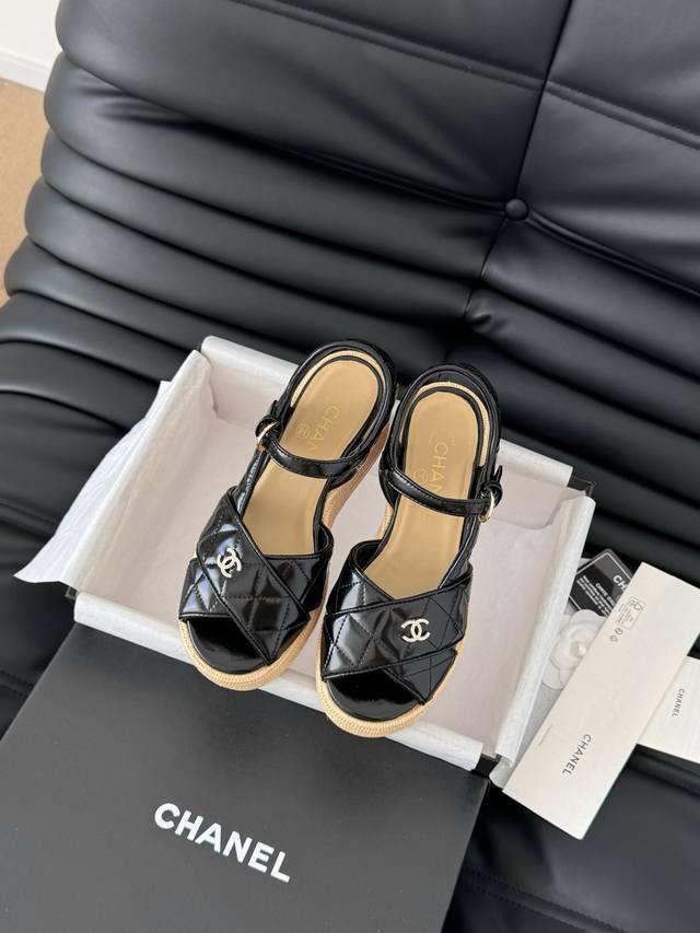 Chanel 25C秀款厚底防水台凉鞋！鞋面羊京，防水台4cm，后跟12cm！上脚后很稳！穿上立马两米八内里垫脚羊皮，原版大底。Size:35-39 40定做