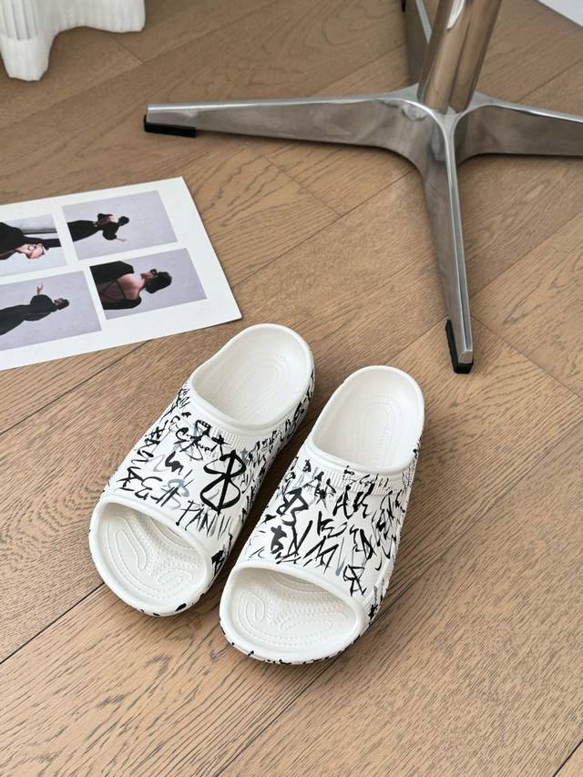 BALENCIAGE 巴黎世家拖鞋相信我，一定是一双可以让你整个夏天焊死脚上的沙滩拖鞋宽体的鞋型，显高又显腿细，矮星人的最爱。Size:35-46