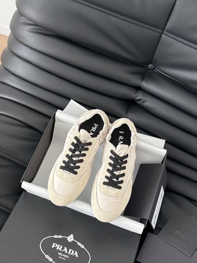 Prada 2025超火的软糯德训鞋 宝子们，2025新款德训鞋杀疯。平底设计，走路不累，逛街运动都适配。超百搭，轻松拿捏时尚感。别等，快冲！Size：35-4
