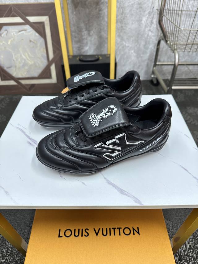 2025年新款LV情侣同款球鞋，穿上就是时髦精 这款 Footprint Soccer 运动鞋于2025春夏系列时装展中亮相，是Pharrell William