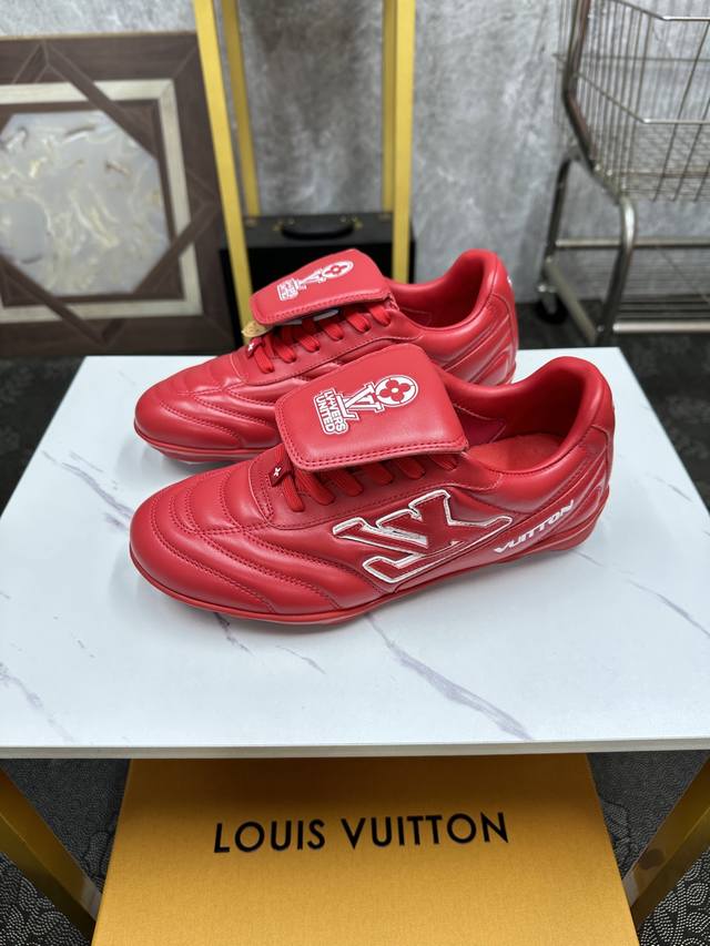 2025年新款LV情侣同款球鞋，穿上就是时髦精 这款 Footprint Soccer 运动鞋于2025春夏系列时装展中亮相，是Pharrell William