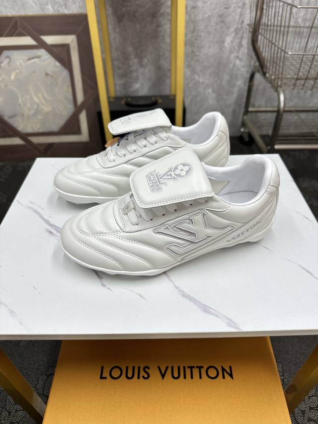 2025年新款LV情侣同款球鞋，穿上就是时髦精 这款 Footprint Soccer 运动鞋于2025春夏系列时装展中亮相，是Pharrell William
