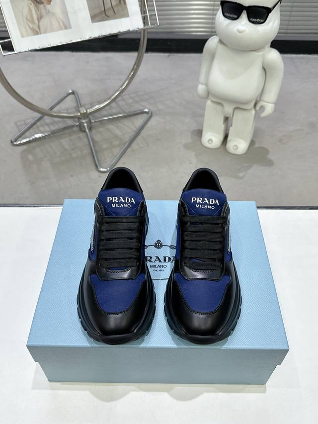 PRADA 普拉达新品，实力来袭！众多网红同款，时髦百搭nice单品，意大利专柜代购原版鞋开发，1比1照足原味复刻。今年的主题就是不被定义 通过简单简洁体现质感