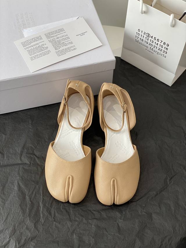 高定品质！Maison Margiela MM6分趾鞋 Tabi 意产植鞣羊皮！对小个子的女生来说，实在是太友好了！时尚又不失时髦，日常通勤穿也不会累脚。欢迎对