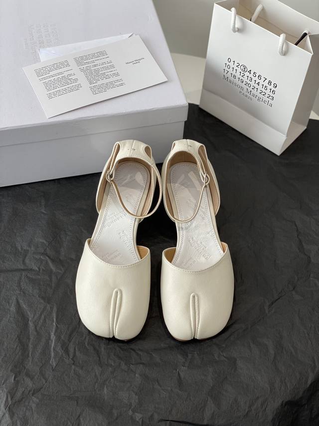 高定品质！Maison Margiela MM6分趾鞋 Tabi 意产植鞣羊皮！对小个子的女生来说，实在是太友好了！时尚又不失时髦，日常通勤穿也不会累脚。欢迎对