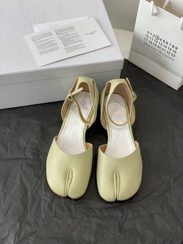 高定品质！Maison Margiela MM6分趾鞋 Tabi 意产植鞣羊皮！对小个子的女生来说，实在是太友好了！时尚又不失时髦，日常通勤穿也不会累脚。欢迎对