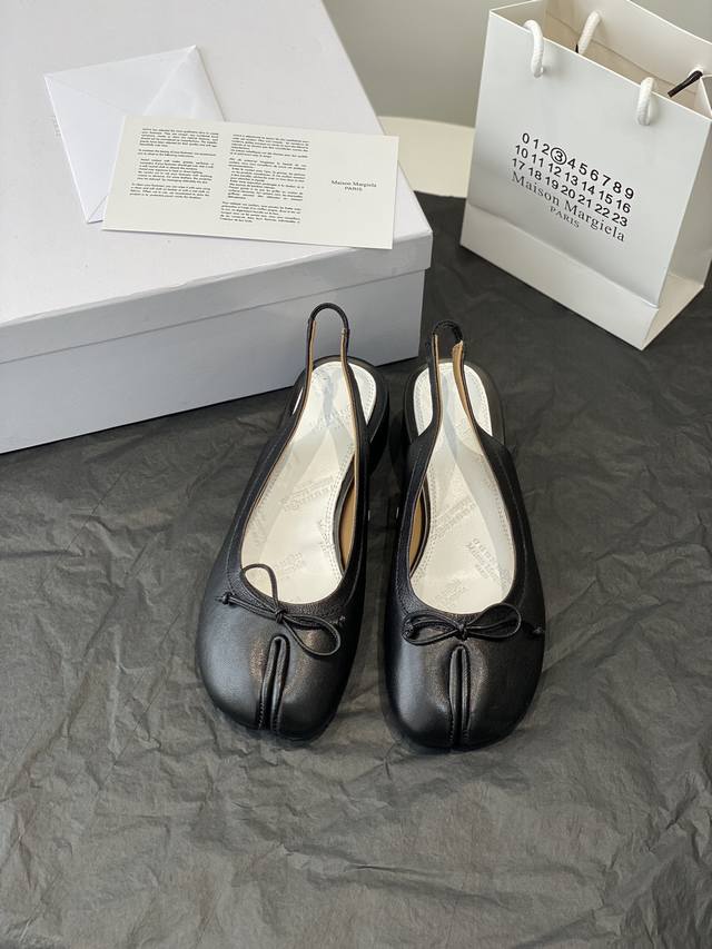 高定品质！Maison Margiela MM6分趾鞋 Tabi 意产植鞣羊皮！对小个子的女生来说，实在是太友好了！时尚又不失时髦，日常通勤穿也不会累脚。欢迎对