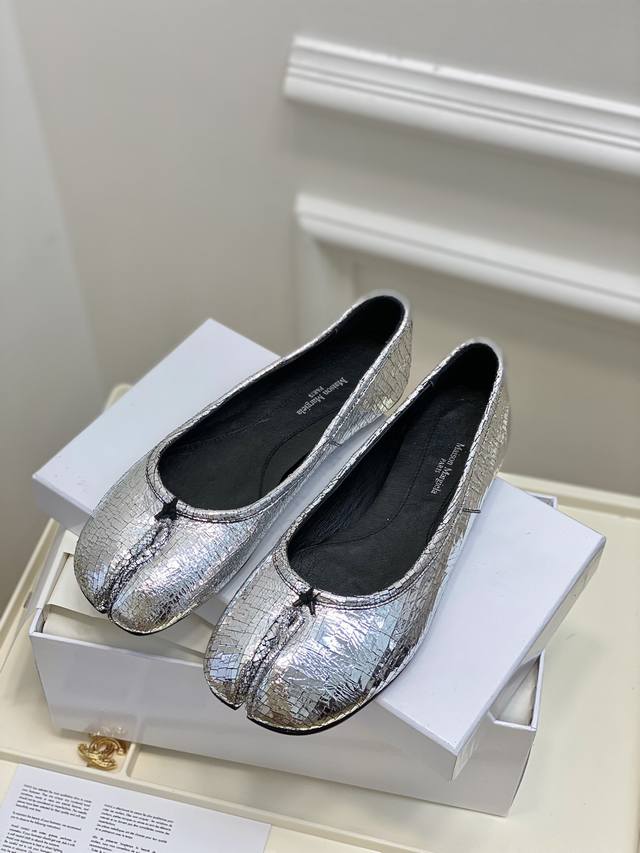 高定品质！Maison Margiela MM6分趾鞋 Tabi 意产植鞣羊皮！对小个子的女生来说，实在是太友好了！时尚又不失时髦，日常通勤穿也不会累脚。欢迎对