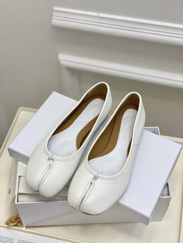 高定品质！Maison Margiela MM6分趾鞋 Tabi 意产植鞣羊皮！对小个子的女生来说，实在是太友好了！时尚又不失时髦，日常通勤穿也不会累脚。欢迎对