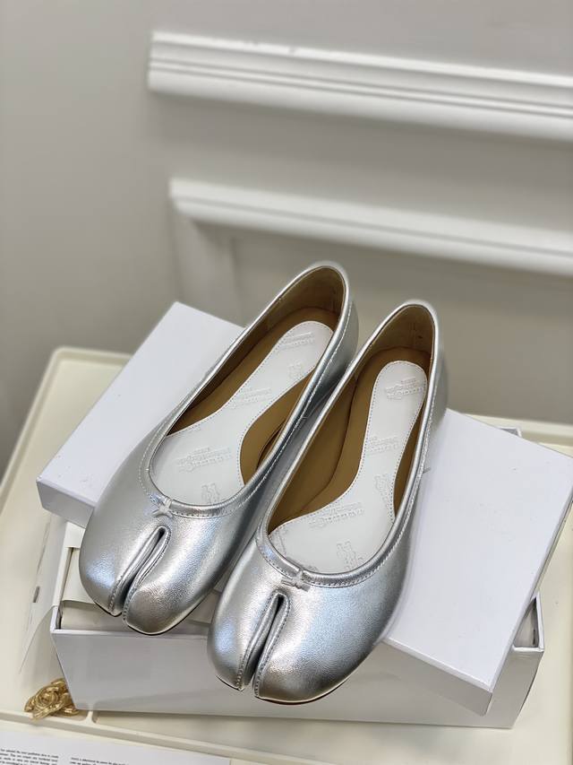 高定品质！Maison Margiela MM6分趾鞋 Tabi 意产植鞣羊皮！对小个子的女生来说，实在是太友好了！时尚又不失时髦，日常通勤穿也不会累脚。欢迎对